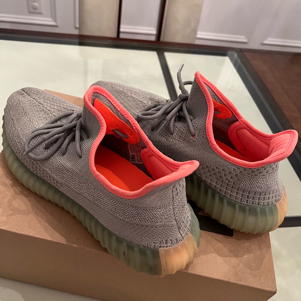 Men’s YEEZY Authentic - Picture 2 of 2